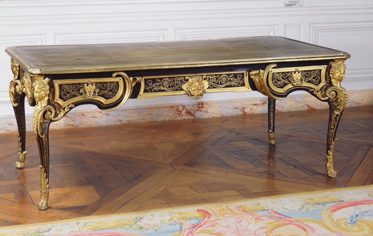 Płaskie biurko (złocone drewno i brąz) autorstwa Andre Charles Boulle