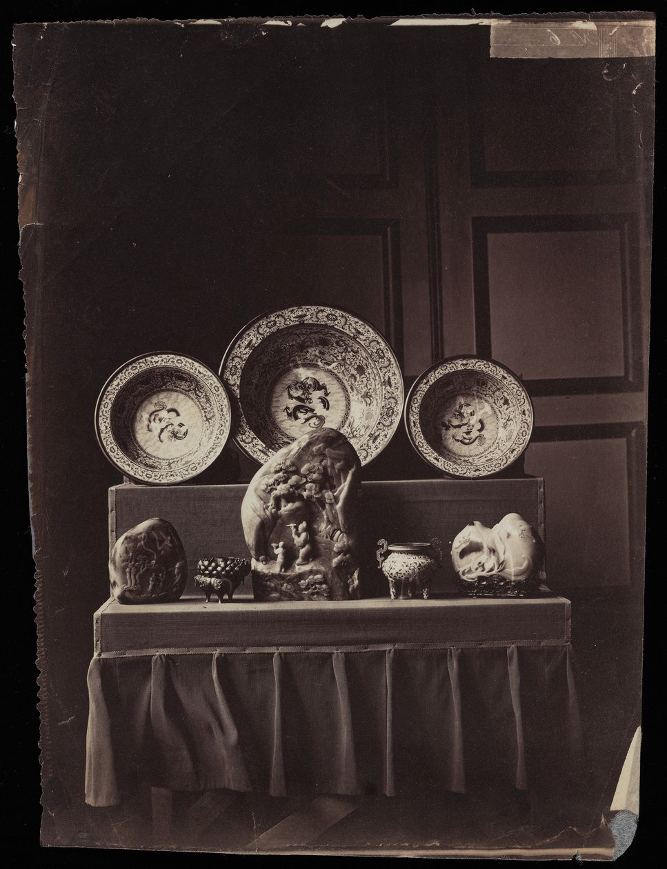 Wystawa w Chińskim Muzeum Cesarzowej Eugenii w Fontainebleau, ok. 1861 (druk albumowy) autorstwa Andre Adolphe Eugene Disderi