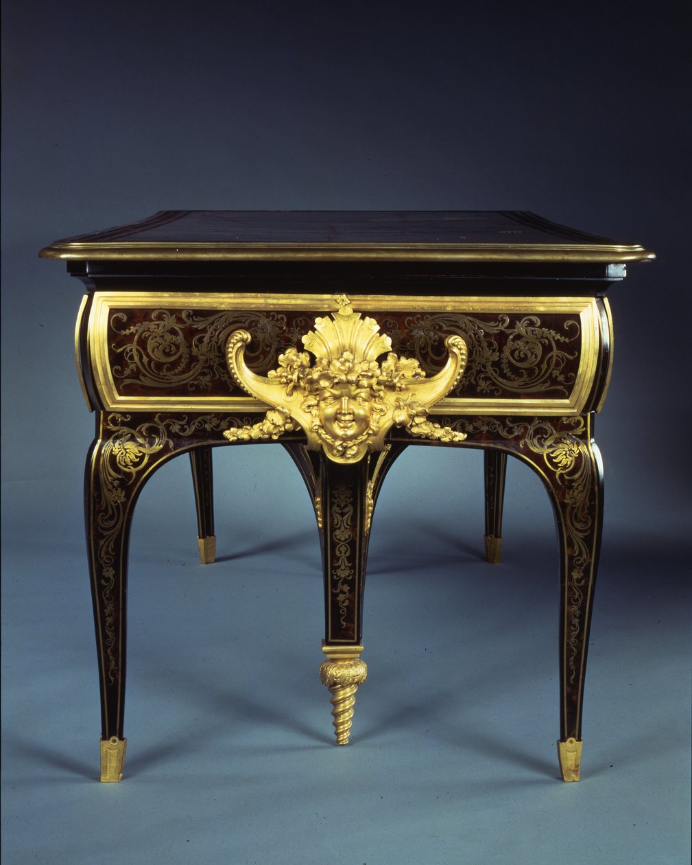 Biurko w stylu Ludwika XIV (ormolu, mosiądz, szylkret i heban) (patrz również 1209563) autorstwa Andre Charles (attr. to) Boulle
