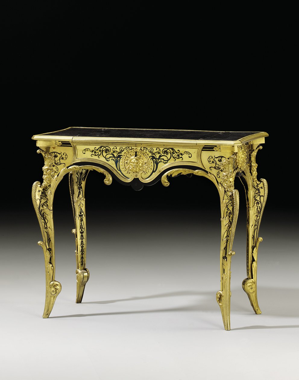 Biurko w stylu Ludwika XIV, ok. 1700 (ormolu, szylkret, heban, mosiądz i róg barwiony na niebiesko) autorstwa Andre Charles (attr. to) Boulle