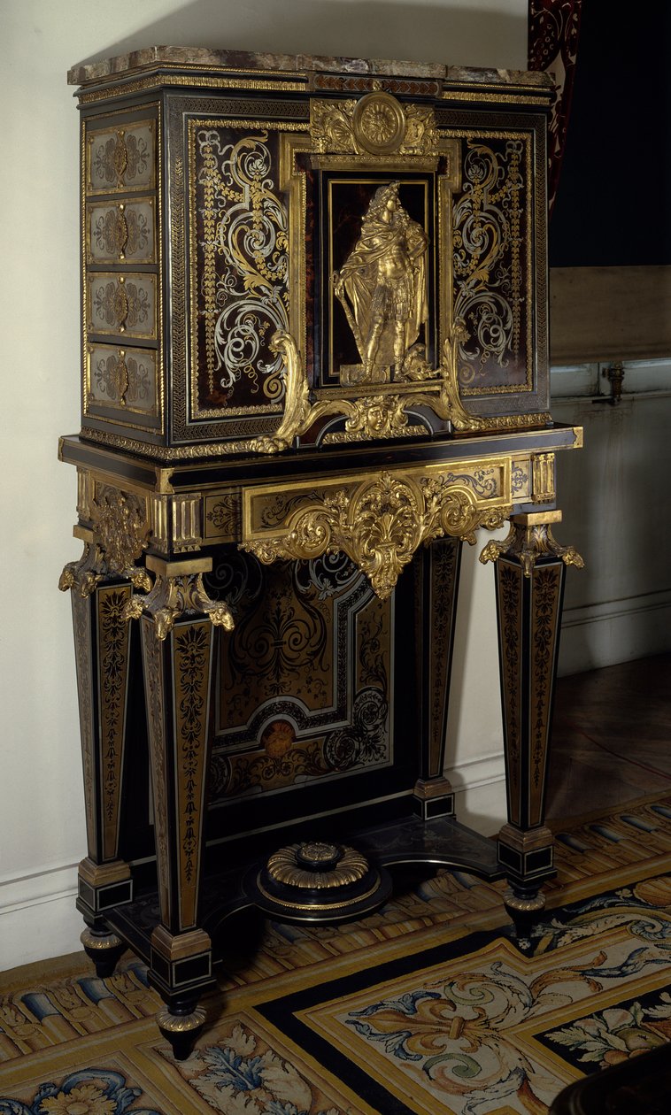 Sztuka Francja: Gabinet zdobi postać króla Ludwika XIV (1638-1715) w Herkulesie Gaulois. Meble przez Andre Boulle (1642-1733) około 1700 roku. Wysokość: 1,87 m. Paryż, Musee Du Louvre autorstwa Andre Charles Boulle