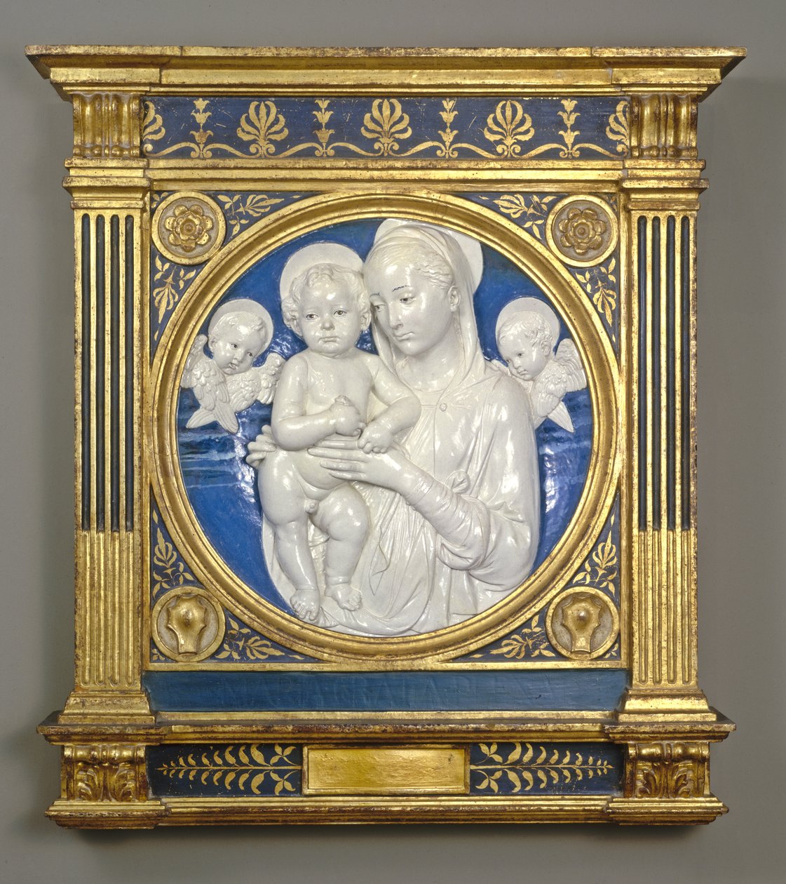 Madonna z Dzieciątkiem z cherubinami, ok. 1485 (glazurowana terakota) autorstwa Andrea Della Robbia