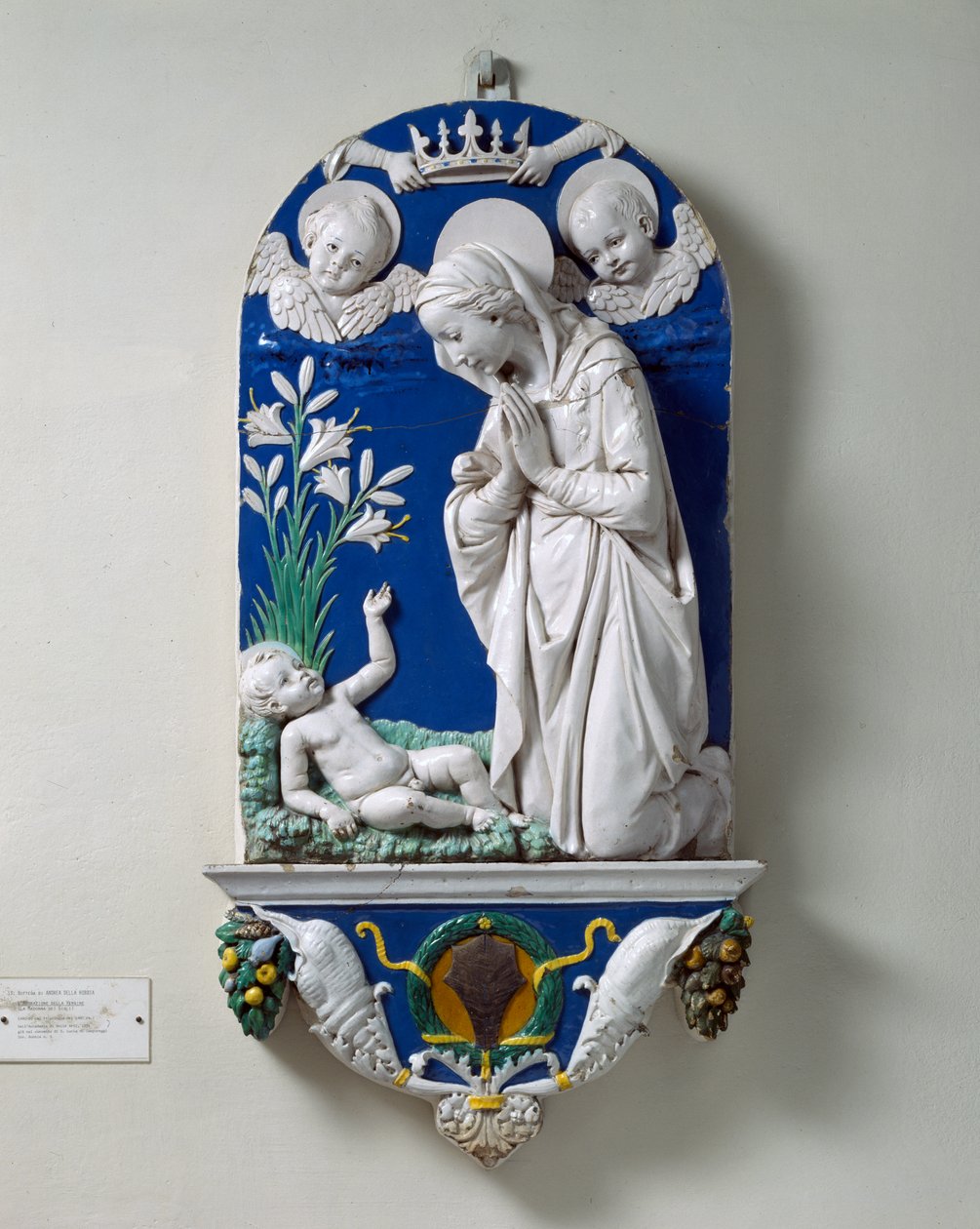 Adoracja Dziewicy (Madonna z liliami) ok. 1490 (terakota szkliwiona) autorstwa Andrea Della Robbia