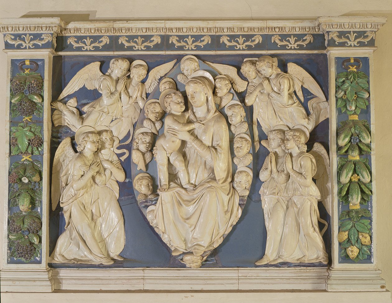 Madonna z Dzieciątkiem z Aniołami (glazurowana terakota) autorstwa Andrea Della Robbia