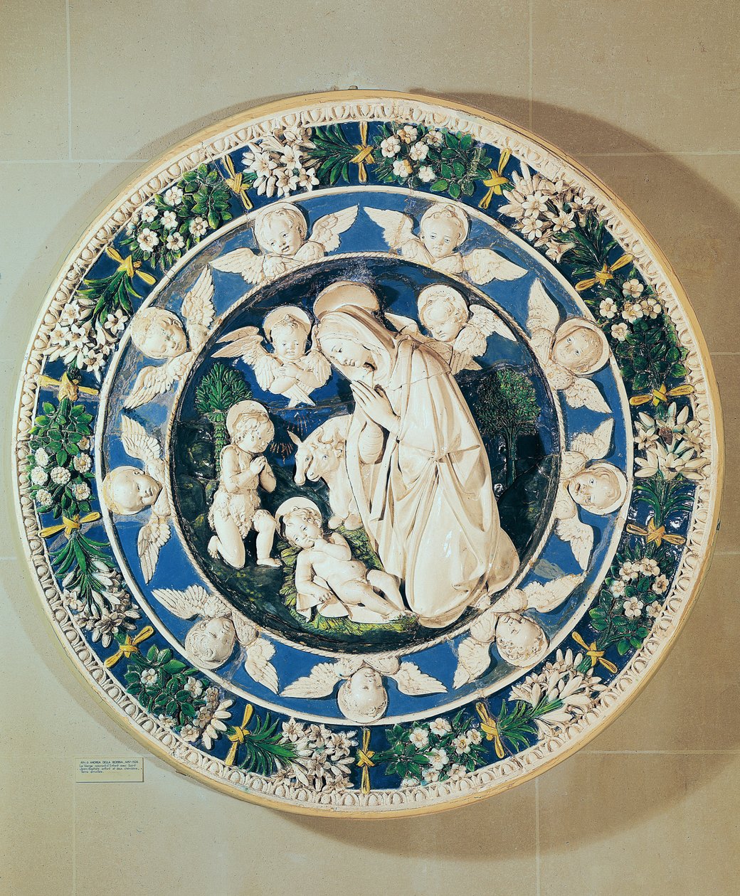 Adoracja Matki Boskiej ze św. Janem Chrzcicielem i Dwoma Aniołkami (polichromowana glazurowana terakota) autorstwa Andrea Della Robbia