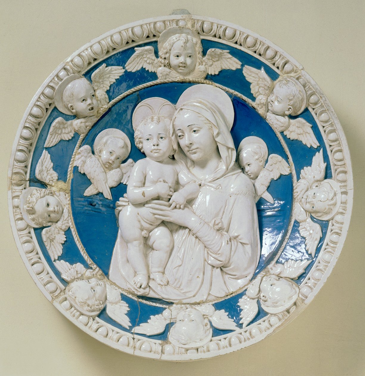 Okrągła z Madonną i Dzieciątkiem autorstwa Andrea Della Robbia