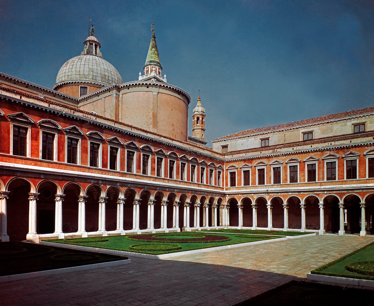 Architektura renesansowa: widok krużganka kościoła San Giorgio Maggiore (św. Jerzego Większego) projektu architekta Andrei di Pietro della Gondola dit Palladio (1508-1580) 1566 Wenecja (Wenecja), Włochy autorstwa Andrea Palladio