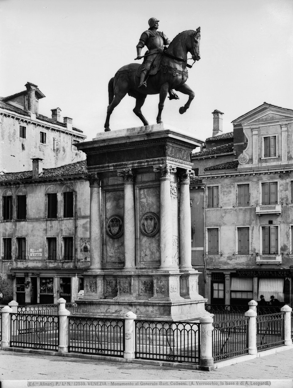 Pomnik konny kondotiera Bartolomeo Colleoni (1400-75) (brąz) (zdjęcie czarno-białe) autorstwa Andrea del Verrocchio