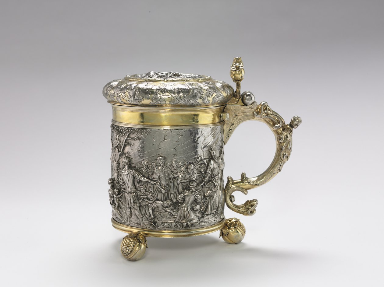Kufel, koniec XVII wieku (srebrna blacha cięta i szwowa, ornament repoussé & chased, odlewana rączka i nóżki, częściowo złocone) autorstwa Andreas Brachfeldt