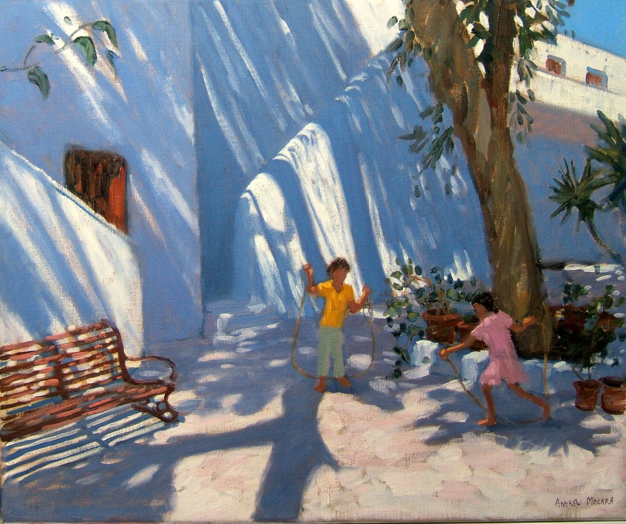 Dwie dziewczyny skaczące, Mykonos autorstwa Andrew Macara