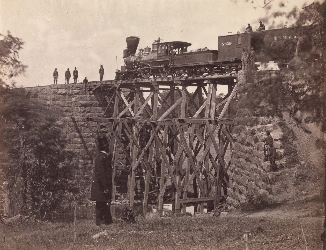 Most na trasie kolejowej Orange i Alexandria Rail Road, naprawiony przez inżynierów wojskowych pod kierunkiem pułkownika Hermana Haupta, 1865 (srebrny odbitka albumu z negatywu szklanego) autorstwa Andrew Joseph Russell
