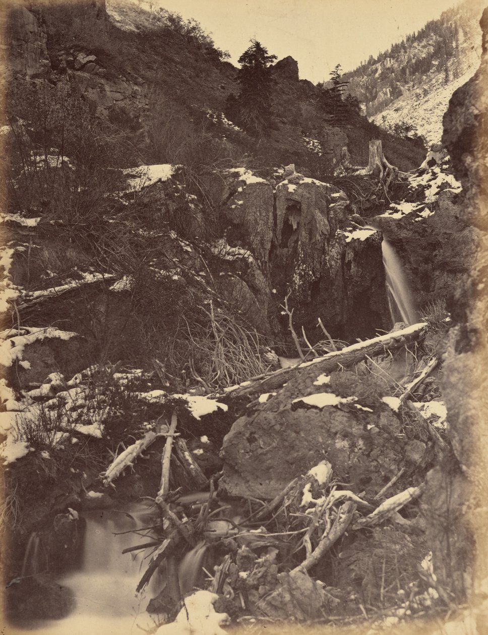 Płyta 46. Kanon City Creek, w pobliżu wodospadu City Creek, 1869 r. (zdjęcie) autorstwa Andrew Joseph Russell
