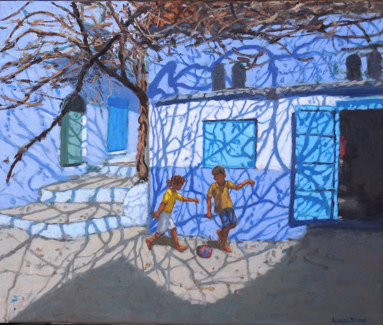 Gry w piłkę na ulicy,Chefchaouen,Maroko , 2018,(olej na płótnie) autorstwa Andrew Macara