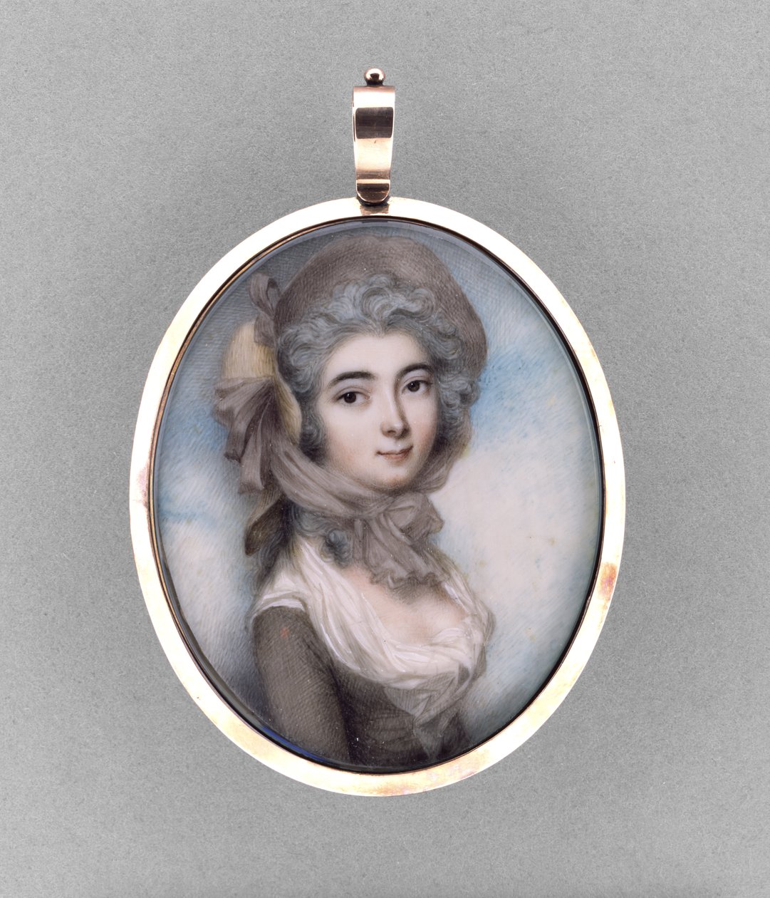 Portret kobiety, ok. 1785 (akwarela na kości słoniowej, 9-karatowe różowe złoto, włosy, tłoczona folia metaliczna i szkło) autorstwa Andrew Plimer