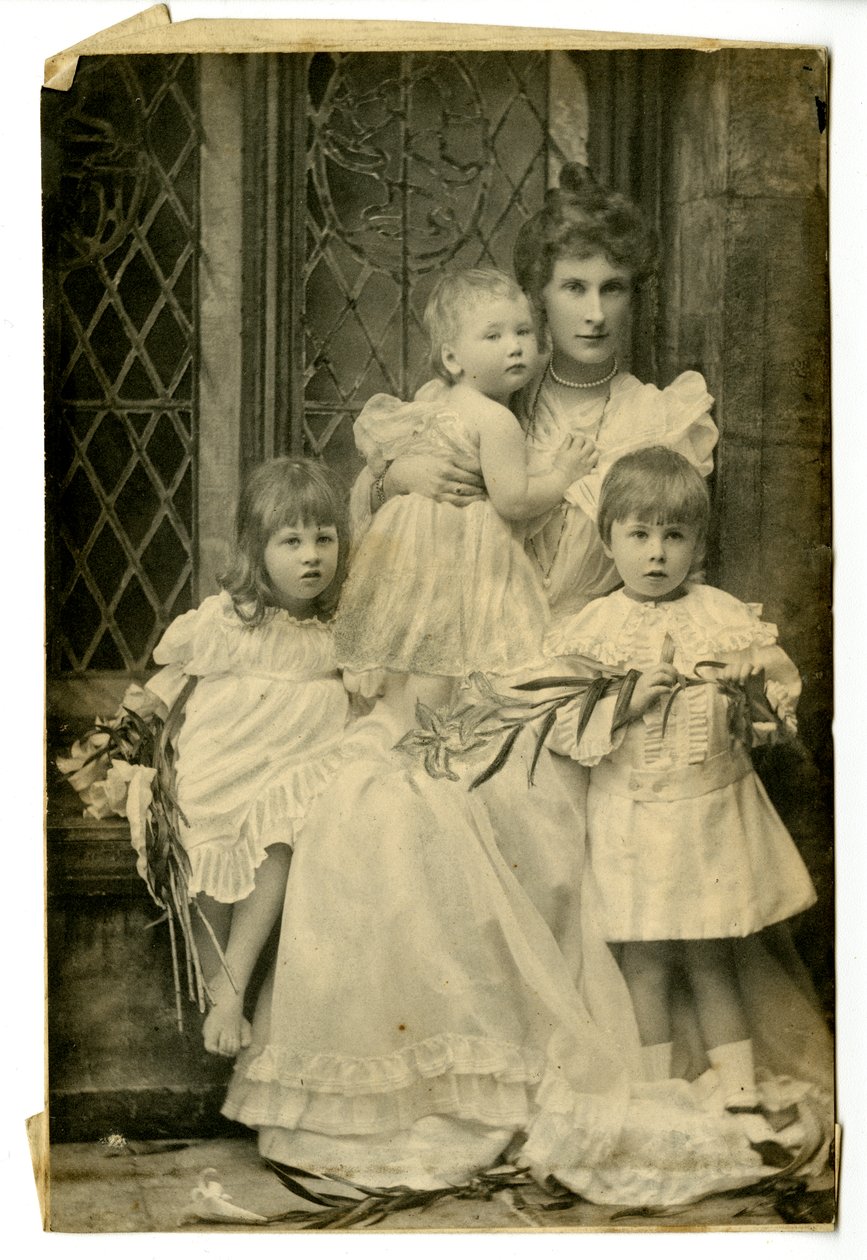 Księżna Evelyn i trójka dzieci, ok. 1899 (zdjęcie czarno-białe) autorstwa Thomas Kelly