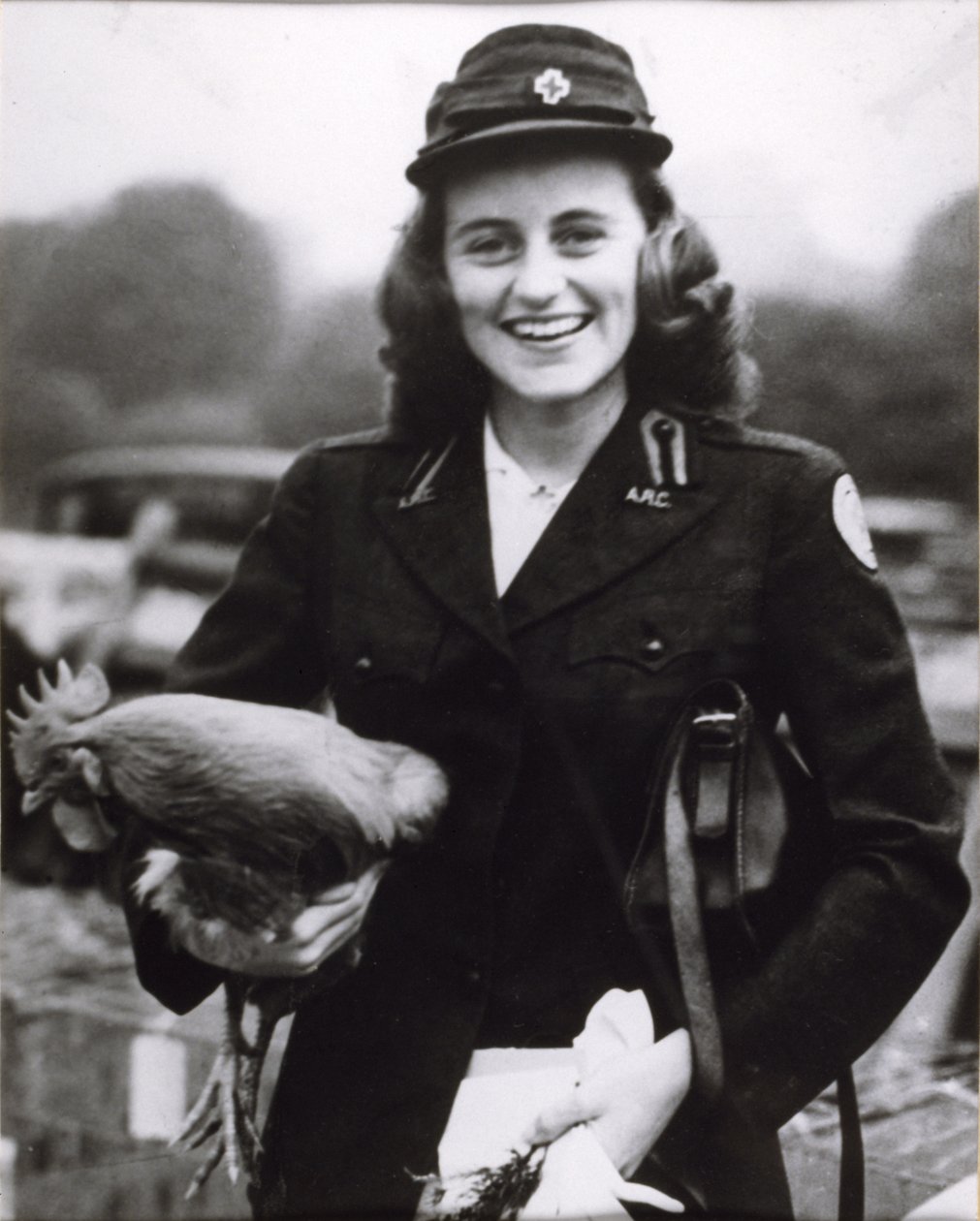 Kick Kennedy w mundurze Amerykańskiego Czerwonego Krzyża w Londynie, ok. 1943 (zdjęcie czarno-białe) autorstwa Thomas Kelly