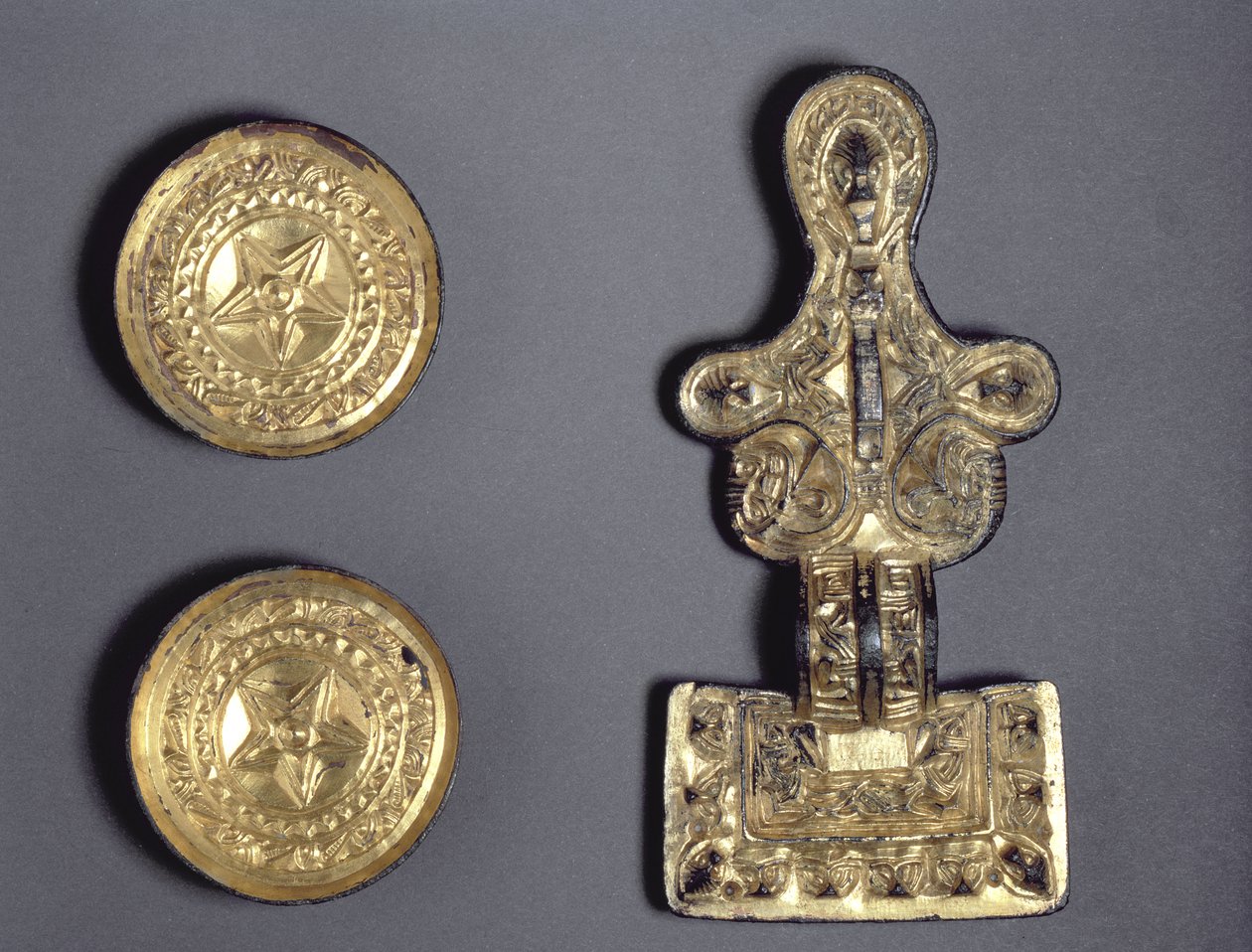 Para broszek w kształcie spodka i broszka z kwadratową główką, znalezione w Fairford, Gloucestershire, Anglo-Saxon, 5-6 wiek (złocony stop miedzi) autorstwa Anglo Saxon