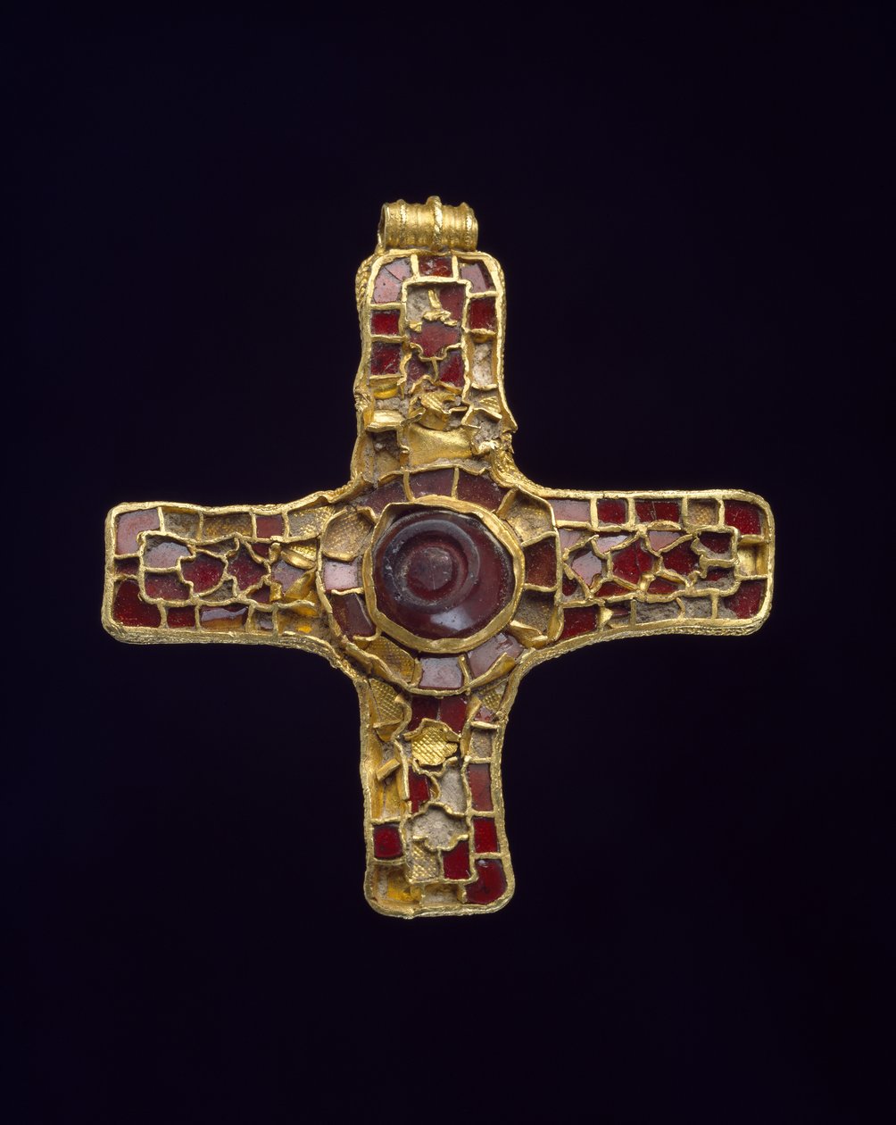 Krzyż (Krzyż Posiadacza) (węglan wapnia, granat i złoto) autorstwa Anglo Saxon