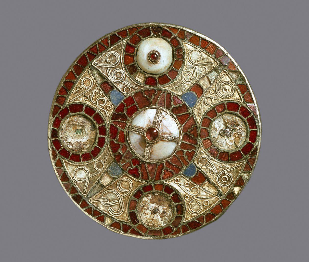 Wysadzana klejnotami broszka w kształcie dysku, z Grave 3 w Monkton, Kent, Anglo-Saxon (złoto z granatami i muszlą) autorstwa Anglo Saxon