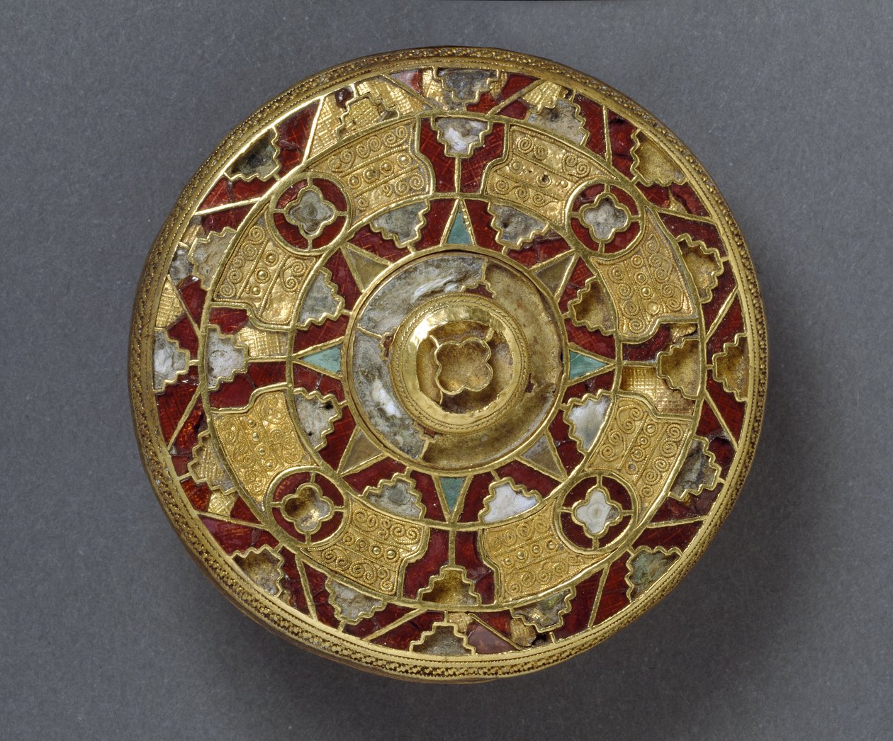 Broszka w kształcie krążka wysadzana klejnotami, Sarre, Kent, Anglo-Saxon (złoto ze srebrem, granatami i muszlą) autorstwa Anglo Saxon