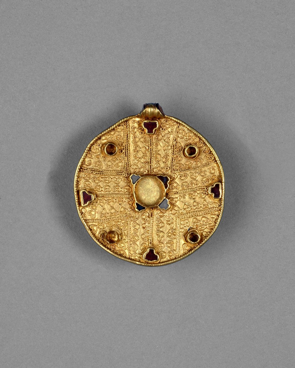 Wisiorek w kształcie dysku z klejnotami, z Faversham, Kent, anglosaski (złoto) autorstwa Anglo Saxon