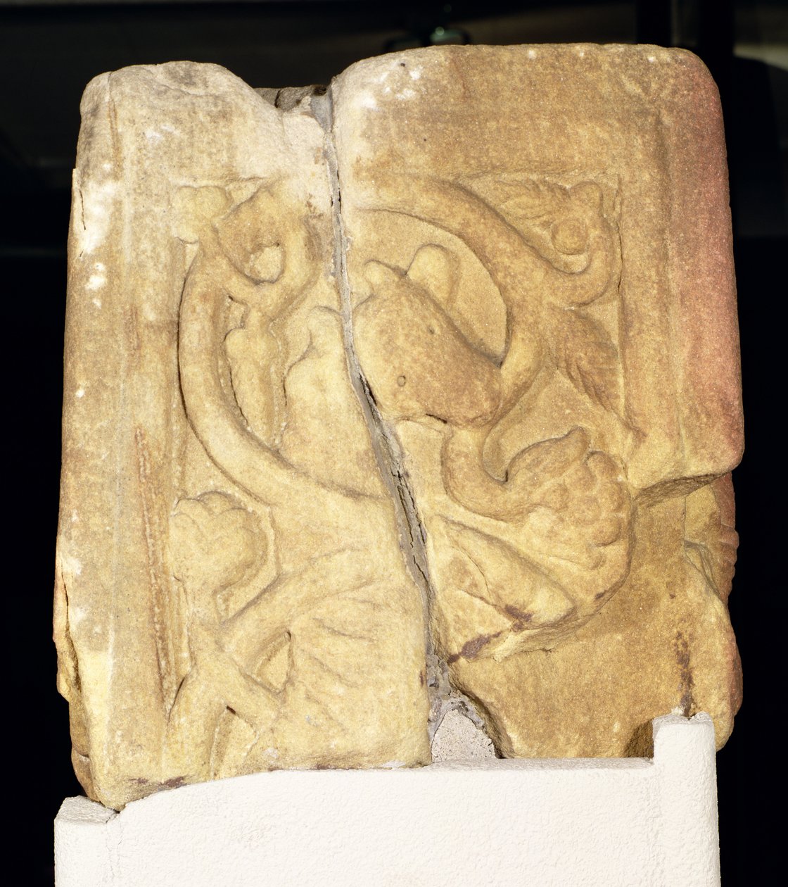 Fragment wału Rothbury Cross, ozdobiony zamieszkałym zwojem, 800-850 ne autorstwa Anglo Saxon