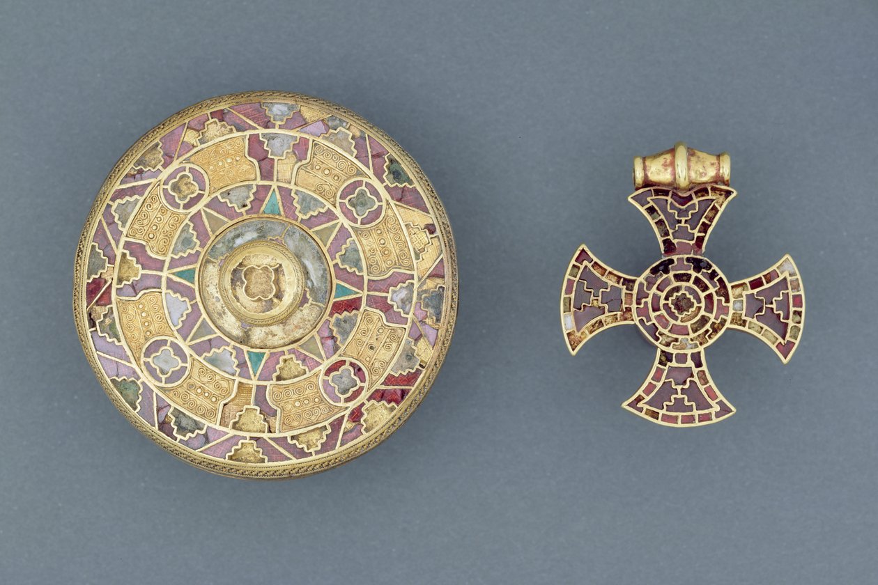 Wisiorek wysadzany klejnotami, z Ixworth, Suffolk; i wysadzana klejnotami broszka w kształcie dysku, z Sarre, Kent, Anglo-Saxon (złoto, srebro, granaty i muszla) autorstwa Anglo Saxon