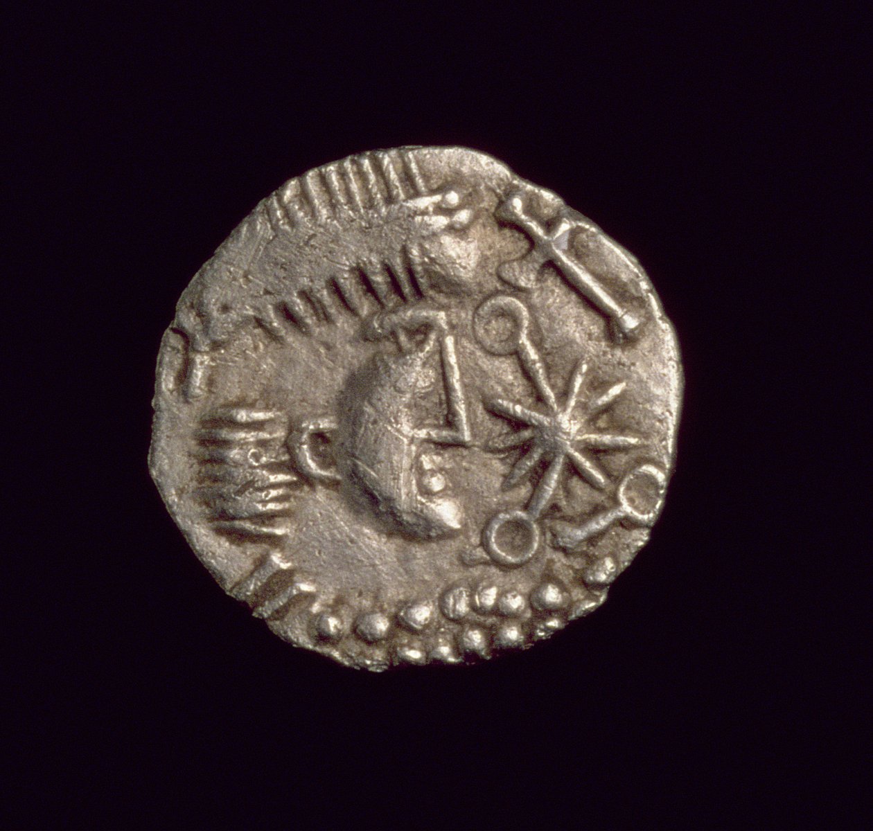 Thrymsa, typ runiczny "Constantine" (awers) (złoto) (rewers patrz 168079) autorstwa Anglo Saxon