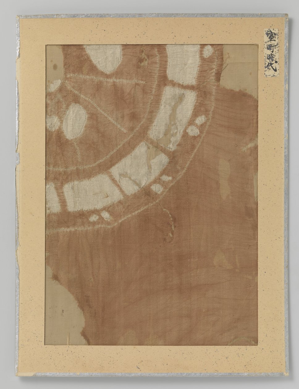 Fragment tkaniny, szew shibori na jedwabiu autorstwa Anonymous