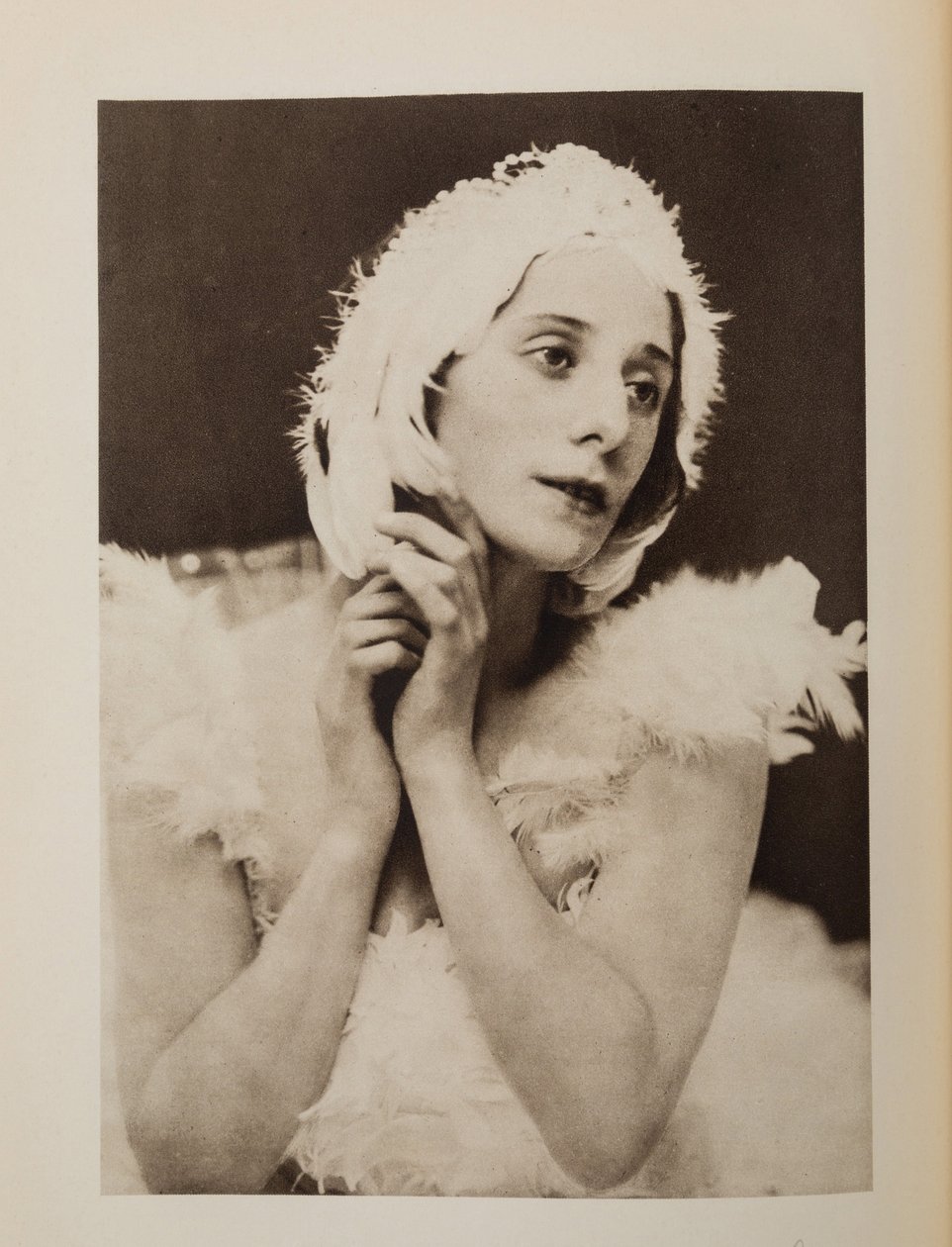 Anna Pavlova (Pavlovna) (1881-1931) w balecie Umierający łabędź Camille Saint-Saens, Anonim. Chromolitografia, , Kolekcja prywatna autorstwa Anonymous Anonymous