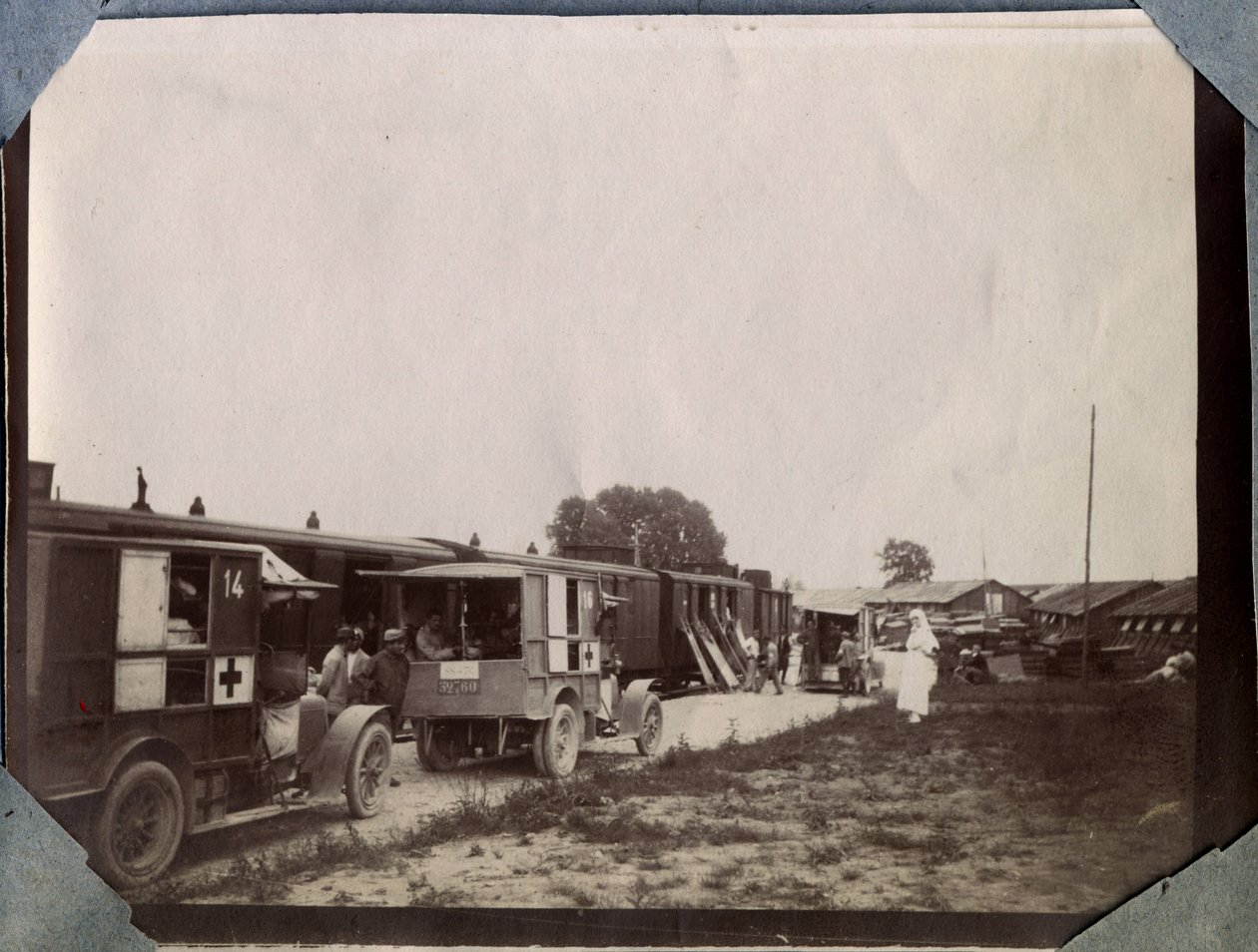 Pierwsza wojna światowa 1914-1918: Szczepienia żołnierzy przez pielęgniarki francuskiego Czerwonego Krzyża na stacji Saint Gilles (Saint-Gilles) w Kanale La Manche, Dolna Normandia (Dolna Normandia), Francja. Zdjęcia anonimowe czerwiec 1917. Zbiory prywatn autorstwa Anonymous Anonymous
