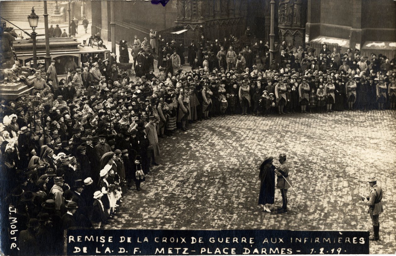 I wojna światowa 1914-1918: przekazanie krzyża wojennego pielęgniarkom ADF (ADF) w Metz, place d