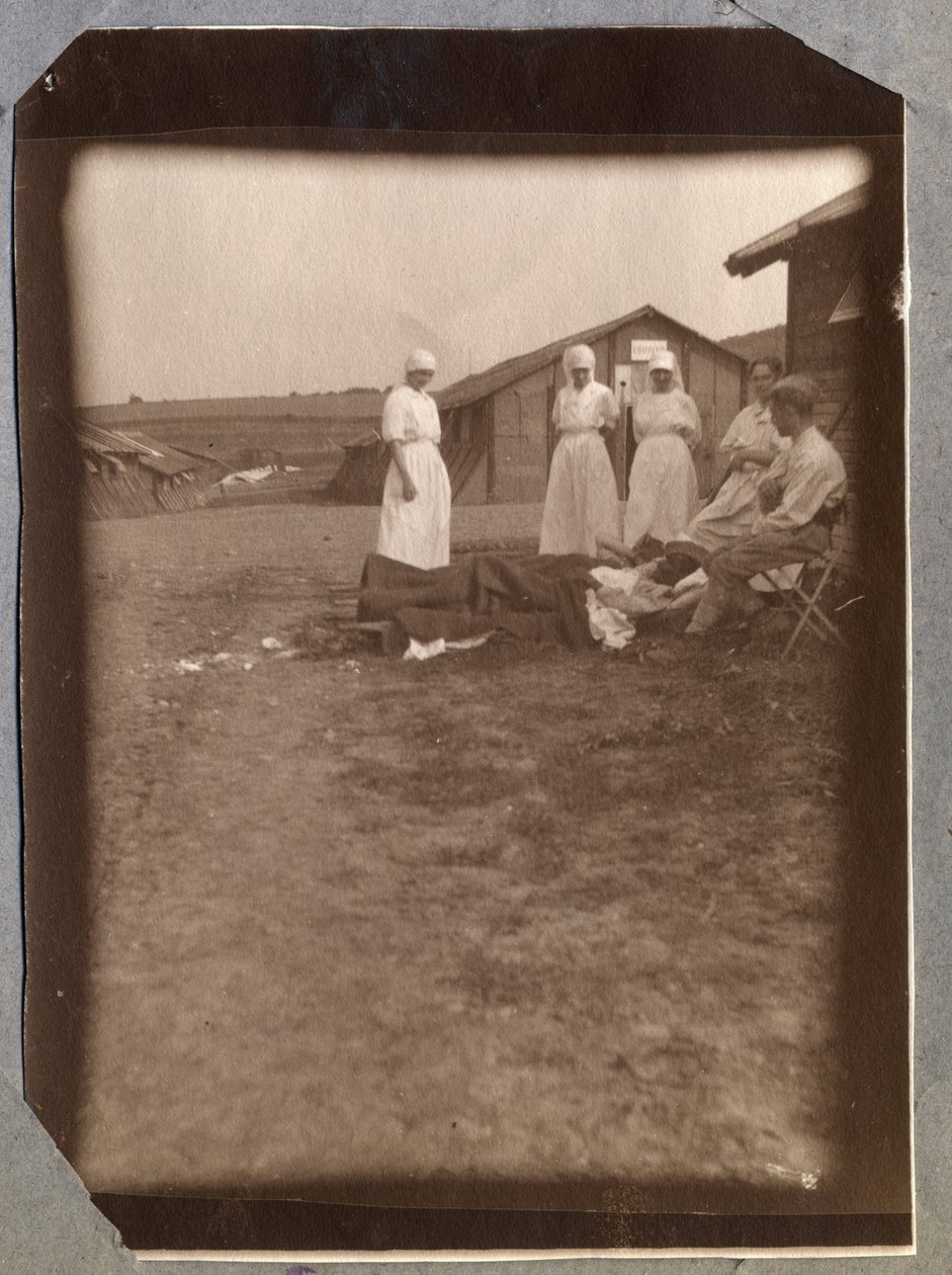 I wojna światowa 1914-1918: helioterapia. Ranni żołnierze i pielęgniarki Francuskiego Czerwonego Krzyża (Czerwonego Krzyża), obóz Couville w Manche, Dolna Normandia (Dolna Normandia), Francja. Anonimowe zdjęcie z lipca 1917. Zbiory prywatne, Stella. autorstwa Anonymous Anonymous
