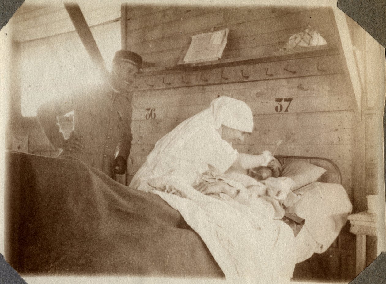 Pierwsza wojna światowa 1914-1918: pielęgniarka w bluzie goli żołnierza (rany wojenne leżą w łóżku), w Couville, Manche, Dolna Normandia (Dolna Normandia), Francja. Anonimowe zdjęcie z lipca 1917. Zbiory prywatne, Stella. autorstwa Anonymous Anonymous