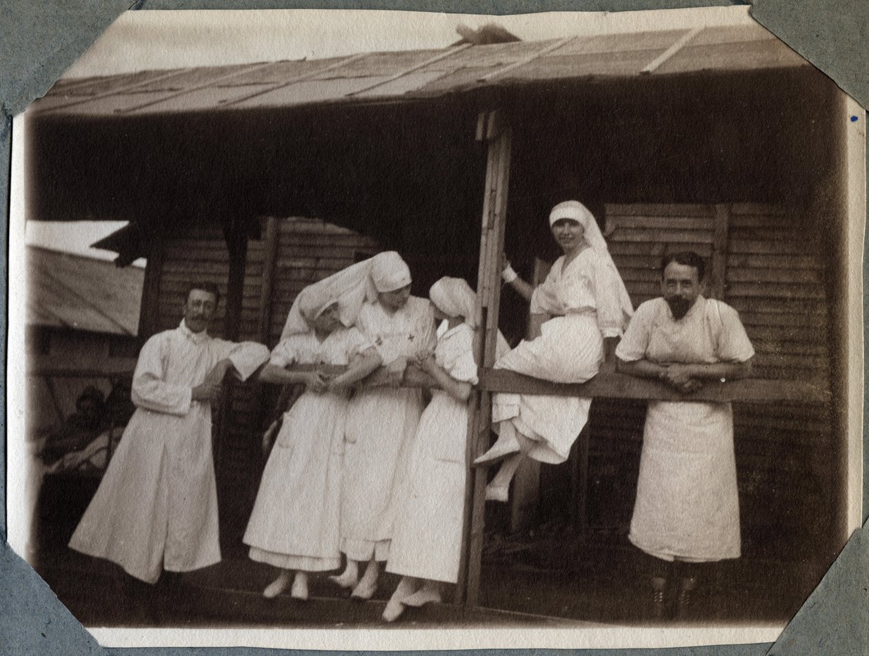 Pierwsza wojna światowa 1914-1918: pielęgniarki i lekarze w bluzach w Couville, Manche, Dolna Normandia (Dolna Normandia), Francja. Anonimowe zdjęcie z lipca 1917. Zbiory prywatne, Stella. autorstwa Anonymous Anonymous