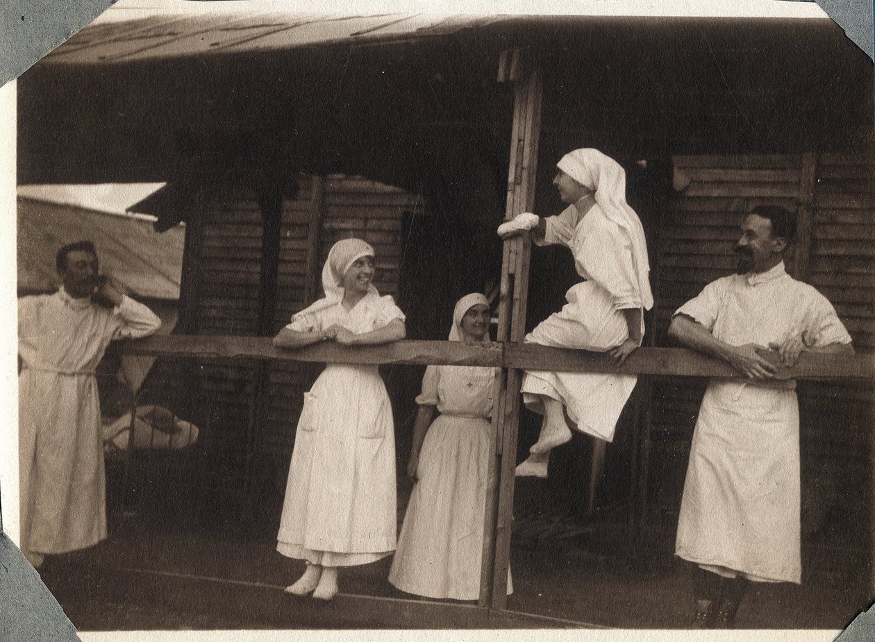 Pierwsza wojna światowa 1914-1918: pielęgniarki i lekarze w bluzach rozmawiają w Couville, Manche, Dolna Normandia (Dolna Normandia), Francja. Anonimowe zdjęcie z lipca 1917. Zbiory prywatne, Stella. autorstwa Anonymous Anonymous