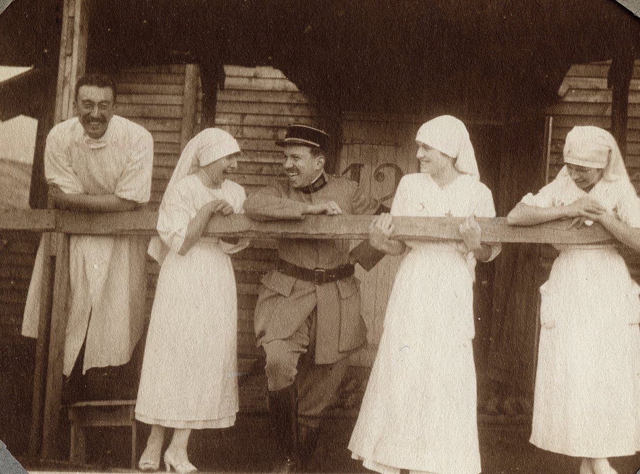 Pierwsza wojna światowa 1914-1918: pielęgniarki i lekarze w bluzach rozmawiają z francuskim żołnierzem w Couville, Manche, Dolna Normandia (Dolna Normandia), Francja. Anonimowe zdjęcie z lipca 1917. Zbiory prywatne, Stella. autorstwa Anonymous Anonymous