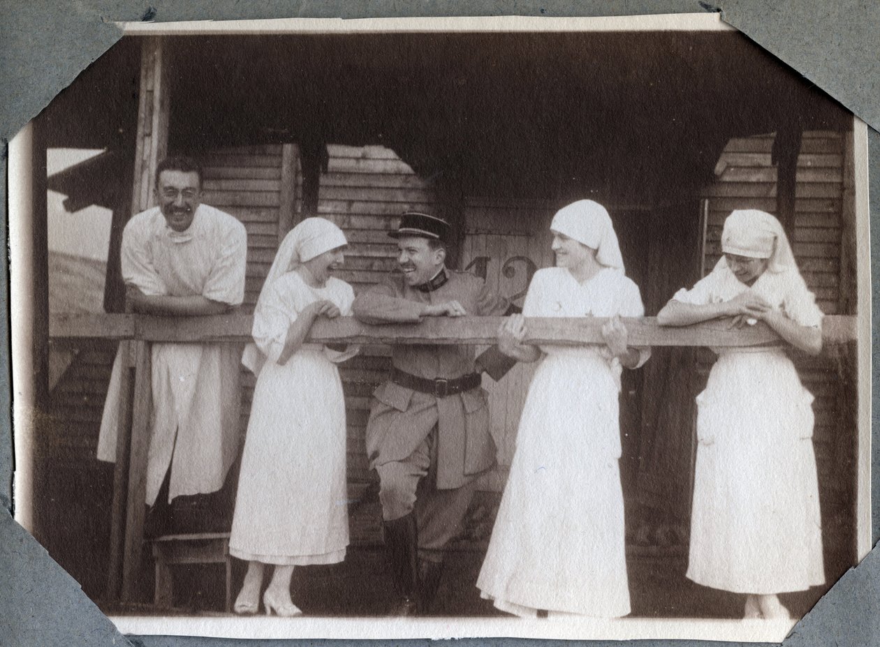 Pierwsza wojna światowa 1914-1918: pielęgniarki w zabawnej bluzce z żołnierzami i lekarzem w Couville, Manche, Dolna Normandia (Dolna Normandia), Francja. Anonimowe zdjęcie z lipca 1917. Zbiory prywatne, Stella. autorstwa Anonymous Anonymous