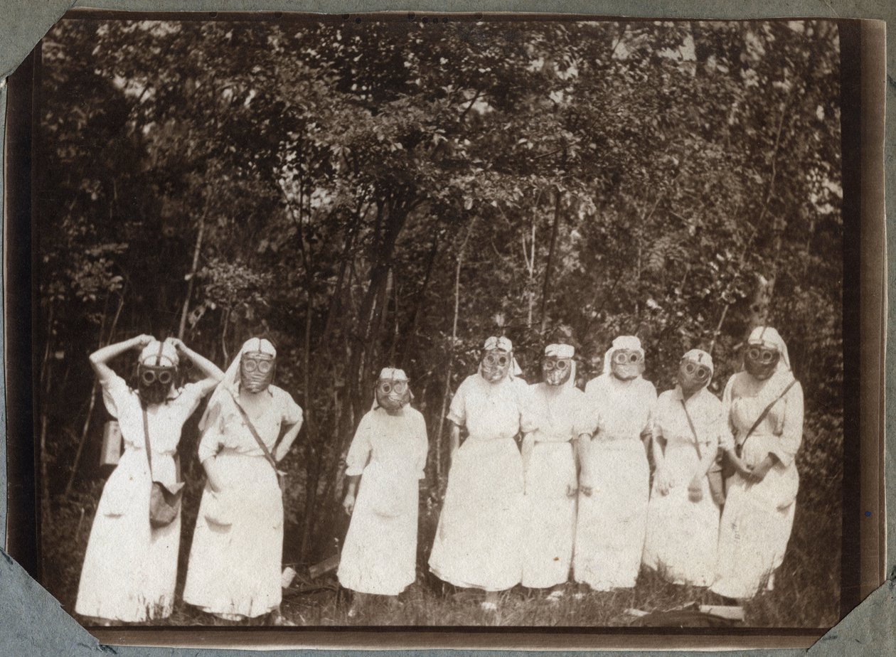 Pierwsza wojna światowa 1914-1918: pielęgniarki w bluzce z maskami gazowymi w lesie w pobliżu Couville, Manche, Lower Normandy (Dolna Normandia), Francja. Fotografia anonimowa maj 1917. Kolekcja prywatna, Stella. autorstwa Anonymous Anonymous