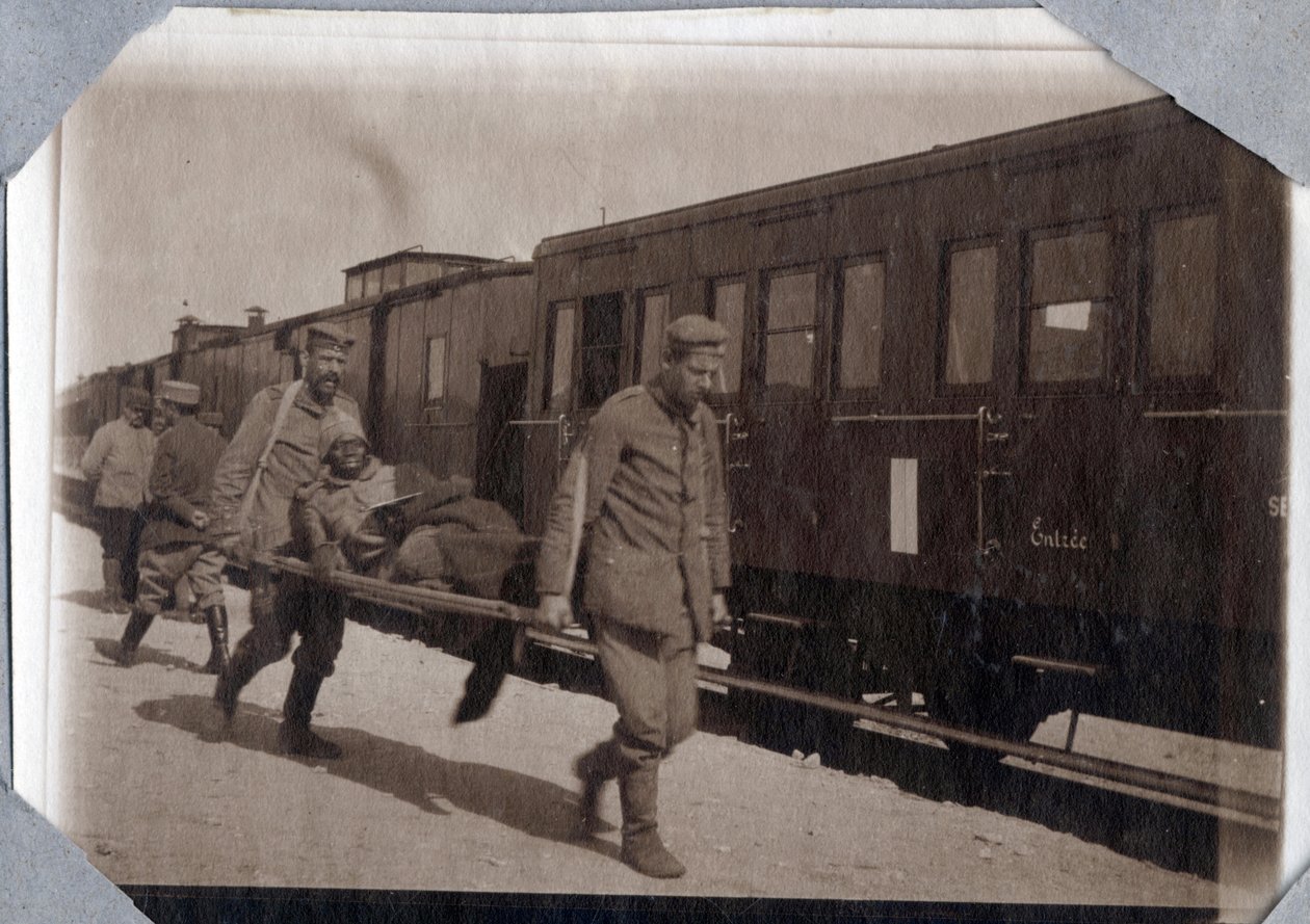 Pierwsza wojna światowa 1914-1918: rany żołnierzy i nosze na stacji w Kanale La Manche, Dolna Normandia (Dolna Normandia), Francja. Zdjęcia anonimowe maj 1917. Zbiory prywatne, Stella. autorstwa Anonymous Anonymous