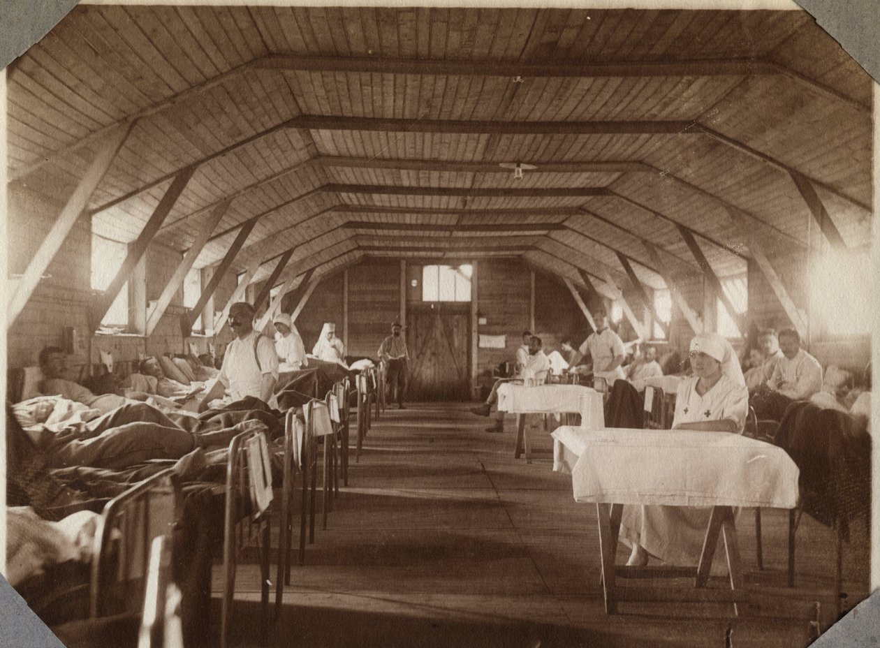 Pierwsza wojna światowa 1914-1918: ranni żołnierze i sanitariusze francuskiego czerwonego krzyża (czerwonego krzyża), obóz Couville nad kanałem La Manche, Dolna Normandia (Dolna Normandia), Francja. Anonimowe zdjęcie z lipca 1917. Zbiory prywatne, Stella. autorstwa Anonymous Anonymous