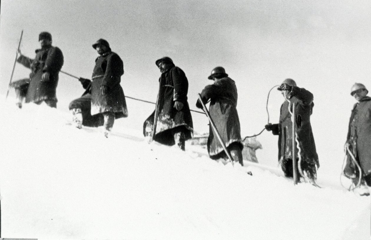 Pierwsza wojna światowa: włoscy myśliwi alpiniści (alpino lub alpini) podczas wspinaczki autorstwa Anonymous Anonymous