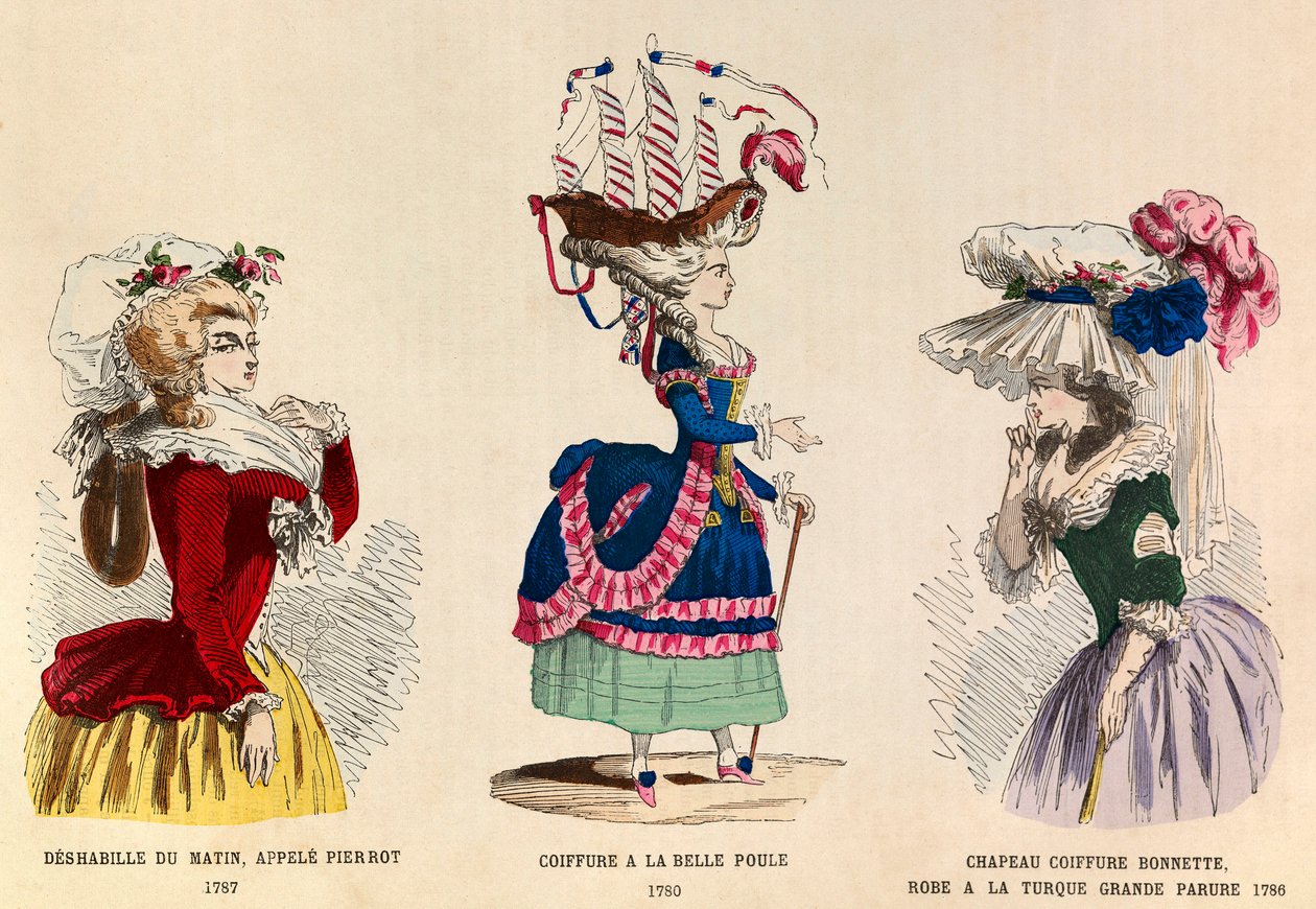 Od lewej do prawej: Deshabille du matin o imieniu Pierrot w 1787 r.; Fryzura a la Belle Choule w 1780 roku; Kapelusz i suknia turecką wielką ozdobą z 1786 r. - kolekcja prywatna autorstwa Anonymous Anonymous