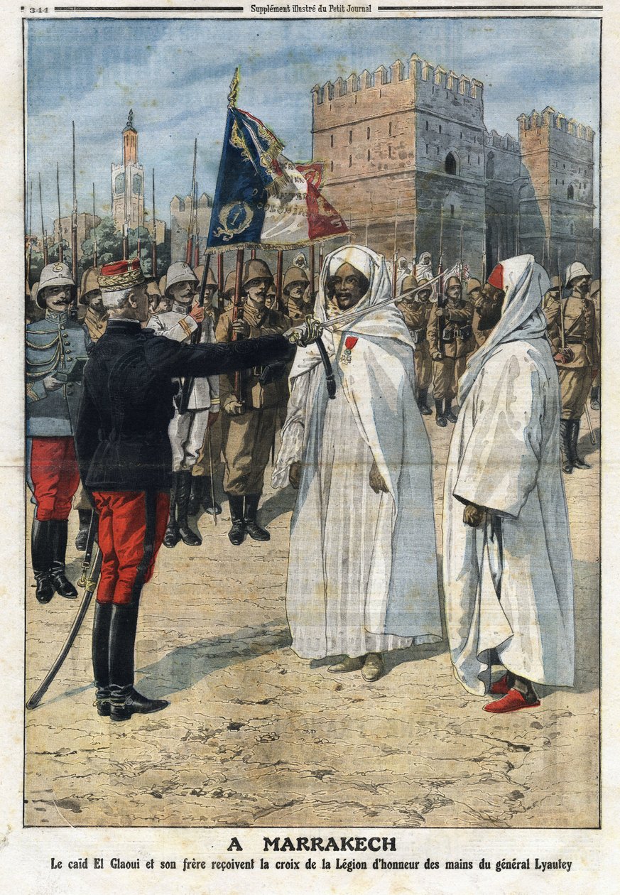 „Generał Hubert (Louis-Hubert-Gonzalve) Lyautey (1854-1934) wręcza krzyż Legii Honorowej kaidowi (paszy) Thami El-Glaoui (El Glaoui) (1879-1956) i jego bratu w Marrakeszu, Ilustracja Maroka zaczerpnięta z „The Petity Journal” 25 A autorstwa Anonymous Anonymous