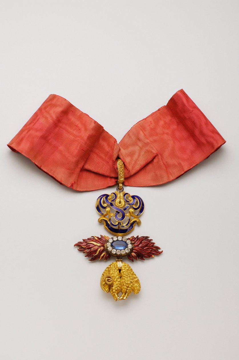 Order Złotego Runa: Hiszpańskie Złote Runo - Insygnia należące do Jeana Charlesa de Saldanha Oliveira e Daun (1790-1876) - połowa XIX w. - Złoto, brylanty, szafir i szmaragdy - wys. 10,6 cm; szer. 7,6 cm; waga: 96 g - Kolekcja prywatna autorstwa Anonymous Anonymous