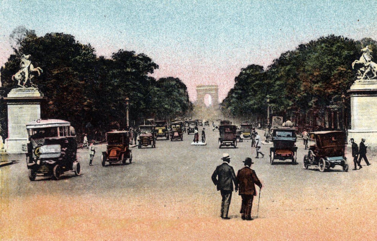 Paryż: ruch na Avenue des Champs Elysees (Pola Elizejskie) widziany z Place de la Concorde z Łukiem Triumfalnym w tle. Na szczęście Konie Marly. Zdjęcie z 1920 roku w „Albumie Artystycznym” miasta Paryża. Prywatna kolekcja. autorstwa Anonymous Anonymous