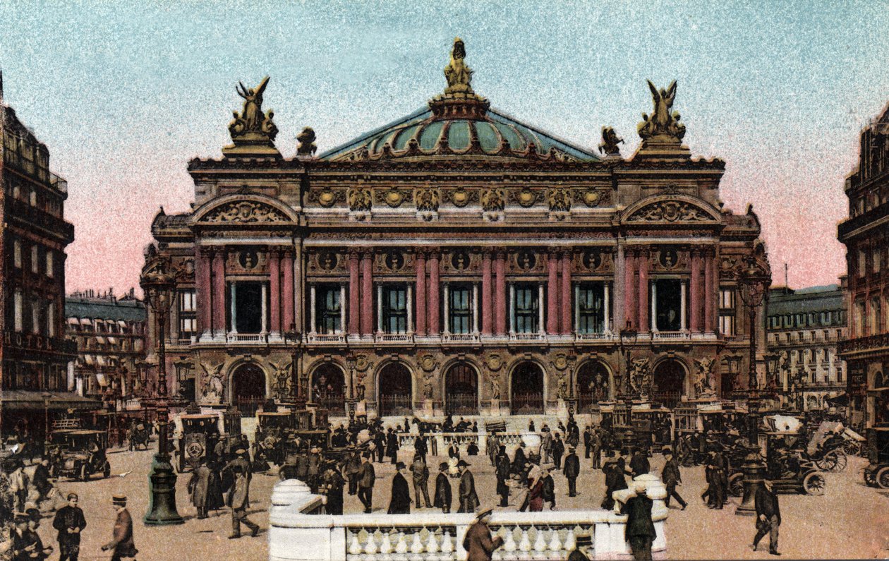 Paryż: widok na fasadę Opery wykonaną przez Charlesa Garniera (1825-1898) oraz stację metra na Place de l
