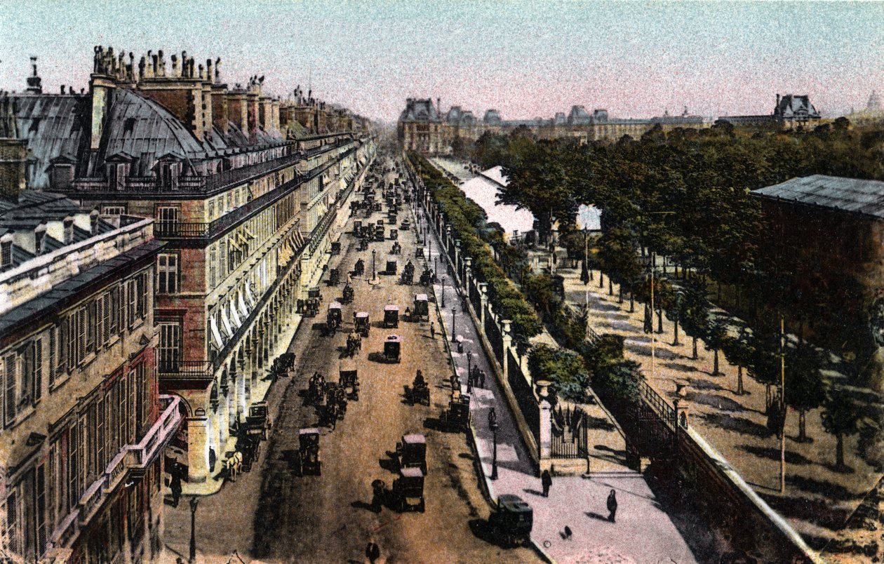 Paryż: widok na ruch uliczny na rue de Rivoli w kierunku Luwru. Zdjęcie z 1920 roku w „Albumie Artystycznym” miasta Paryża. Prywatna kolekcja. autorstwa Anonymous Anonymous