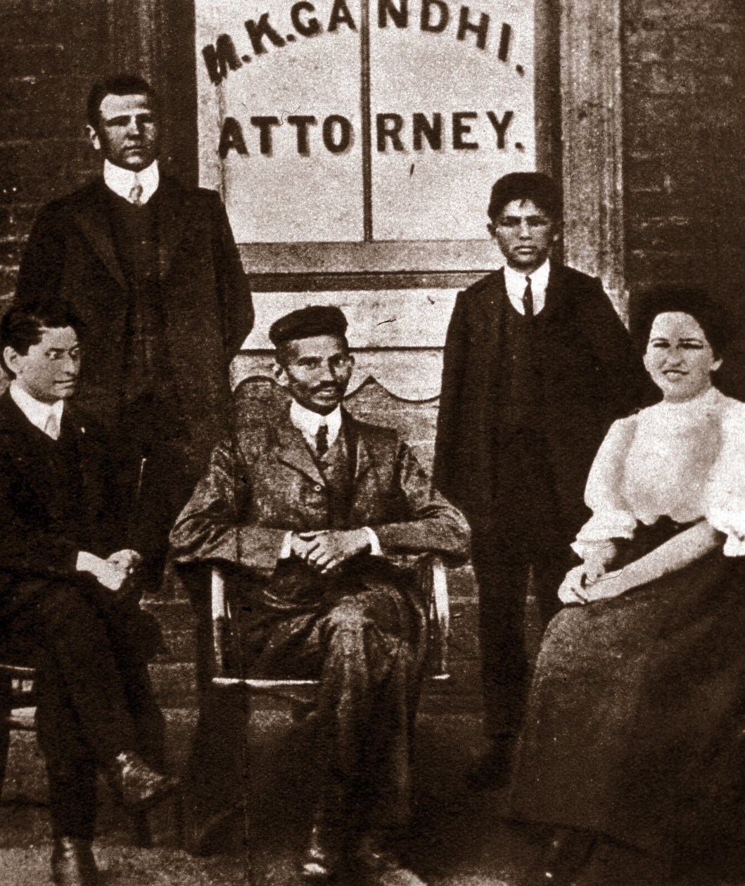 Portret przywódcy politycznego Mohandasa Karamchanda Gandhiego (1869-1948) prawnika w Durbanie w RPA. Fotografia 1893 autorstwa Anonymous Anonymous