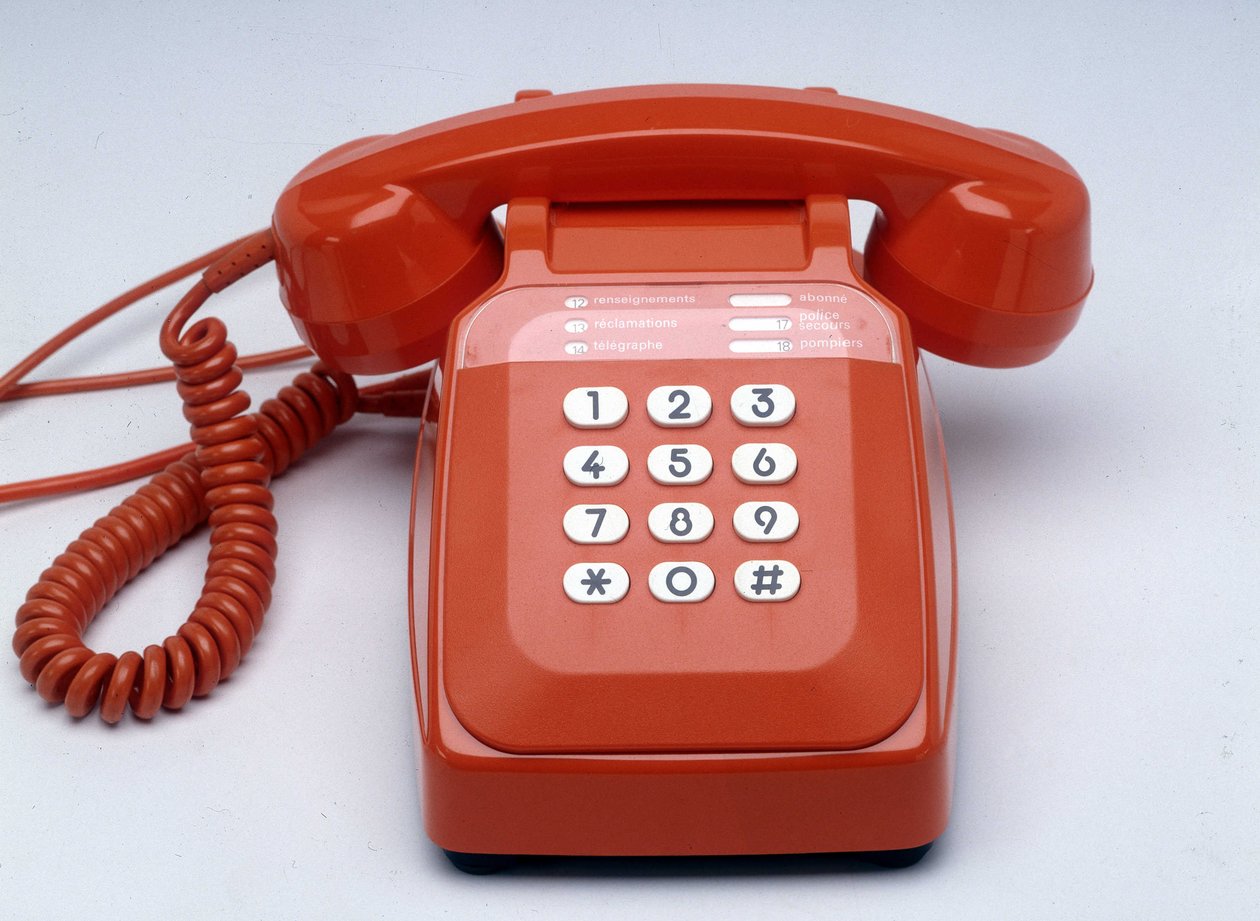 S63 pomarańczowy plastikowy telefon z kluczem autorstwa Anonymous Anonymous